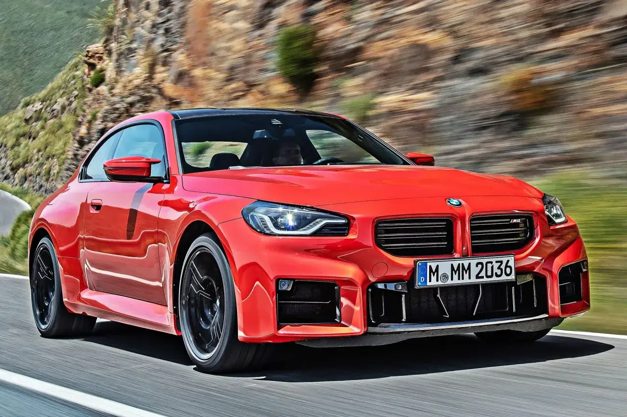 Czerwone BMW M2 pędzi po górskiej drodze. Sprawdź, jaka jest jego cena!