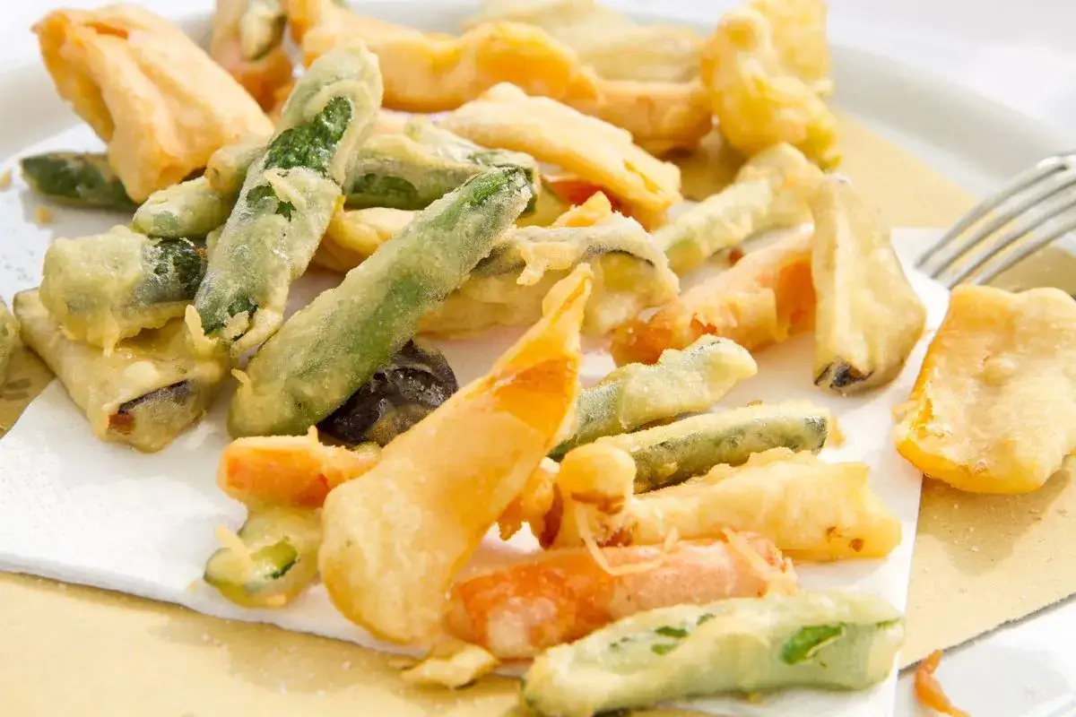 Verdure fritte in pastella senza acqua frizzante: zucchine, carote e peperoni dorati e croccanti.