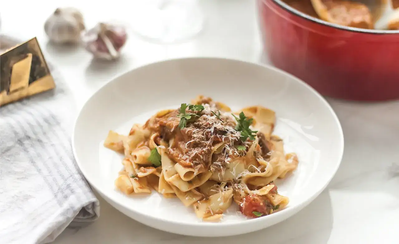 Pyszne tagliatelle z grzybami, posypane parmezanem i natką pietruszki. Idealny przepis na obiad.