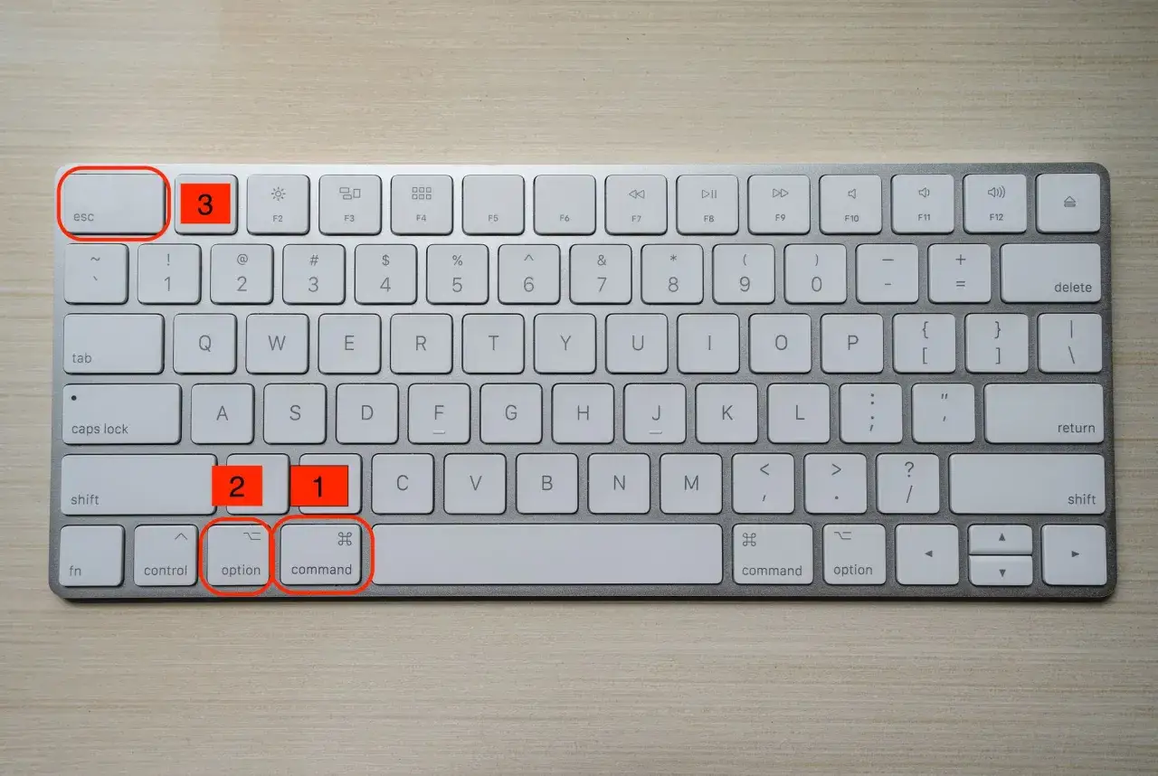 Klawiatura Mac. Klawisze Esc, 3, Command, Option i Control zaznaczone. Użyj ich, by otworzyć menedżer zadań.