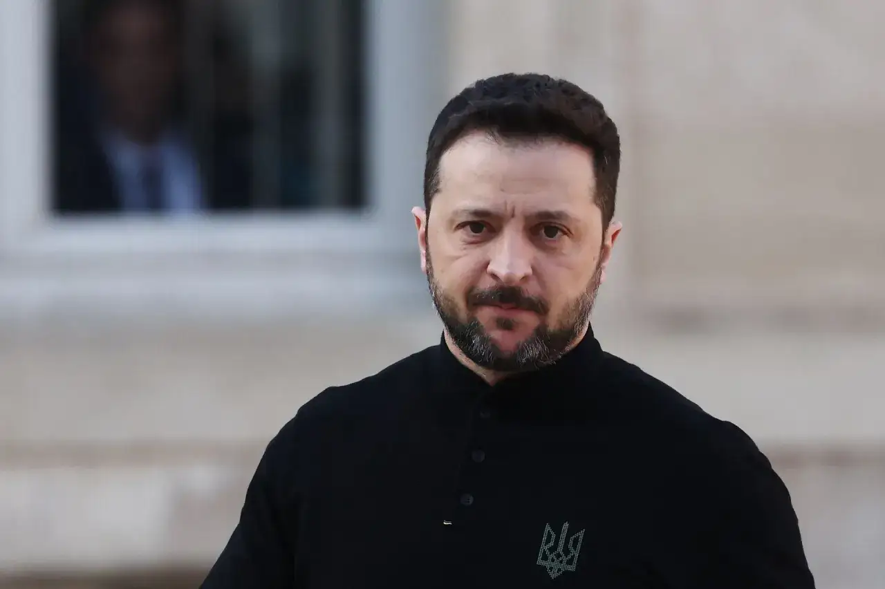 Wołodymyr Zełenski w czarnej koszulce z symbolem Ukrainy. Jego majątek jest przedmiotem zainteresowania, ale on sam skupia się na walce o wolność.