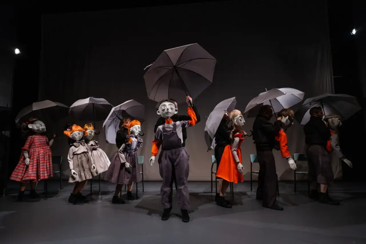 Lalki z Pleciugi Szczecin repertuar dla dzieci. W deszczu z parasolkami, na scenie Teatru Lalek.