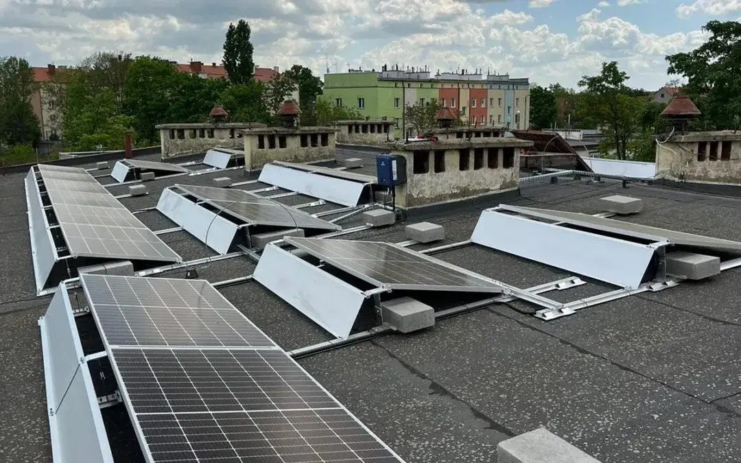 Panele fotowoltaiczne na dachu z inwerterem