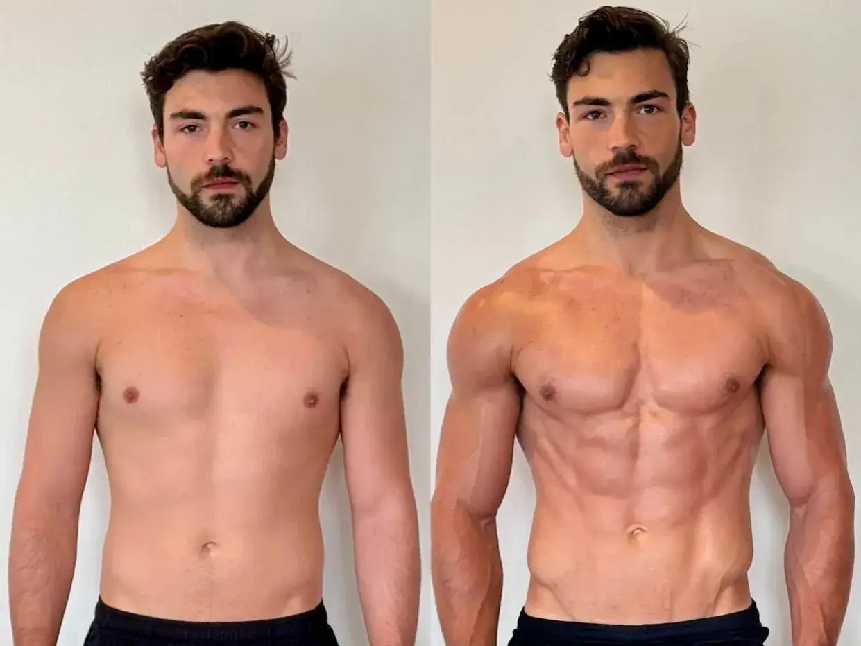 Prima e dopo: un uomo mostra un notevole aumento della massa muscolare in un mese, con addominali scolpiti e spalle pi&ugrave; definite.