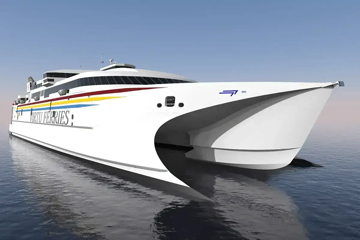 Nowoczesny katamaran Virtu Ferries, z jaką prędkością płynie prom? Jego smukła sylwetka i biały kadłub zapowiadają szybką podróż.