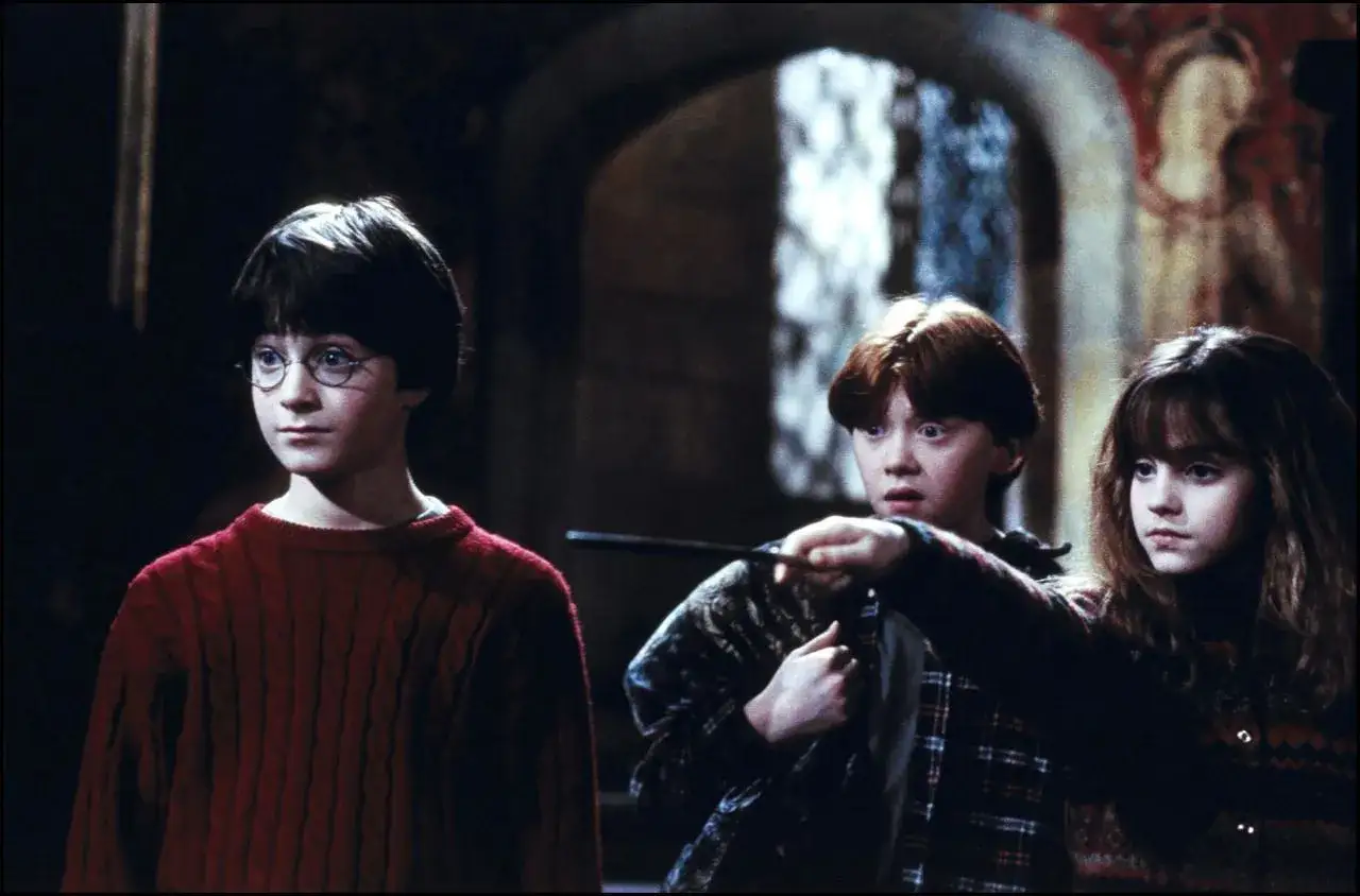 Harry, Ron i Hermiona w Hogwarcie. Chris Columbus, kto wyreżyserował Harrego Pottera, uchwycił magię pierwszego filmu.