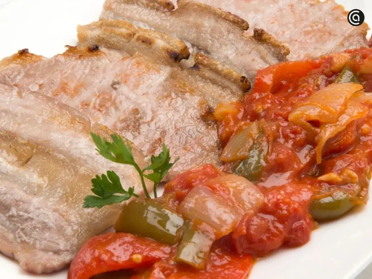 Filetes de carne a la plancha con guarnici&oacute;n de pimientos y tomate. Un plato perfecto para tus recetas con carne.