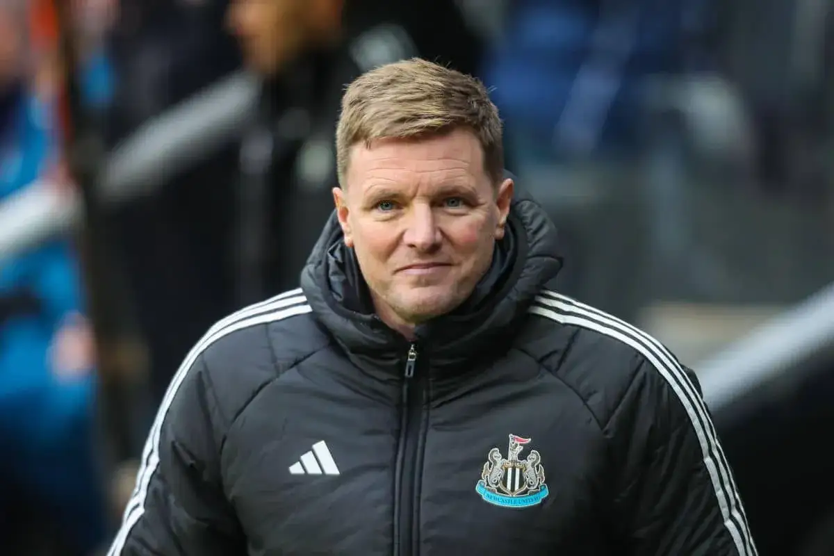 Eddie Howe, trener Newcastle, w czarnej kurtce z herbem klubu.