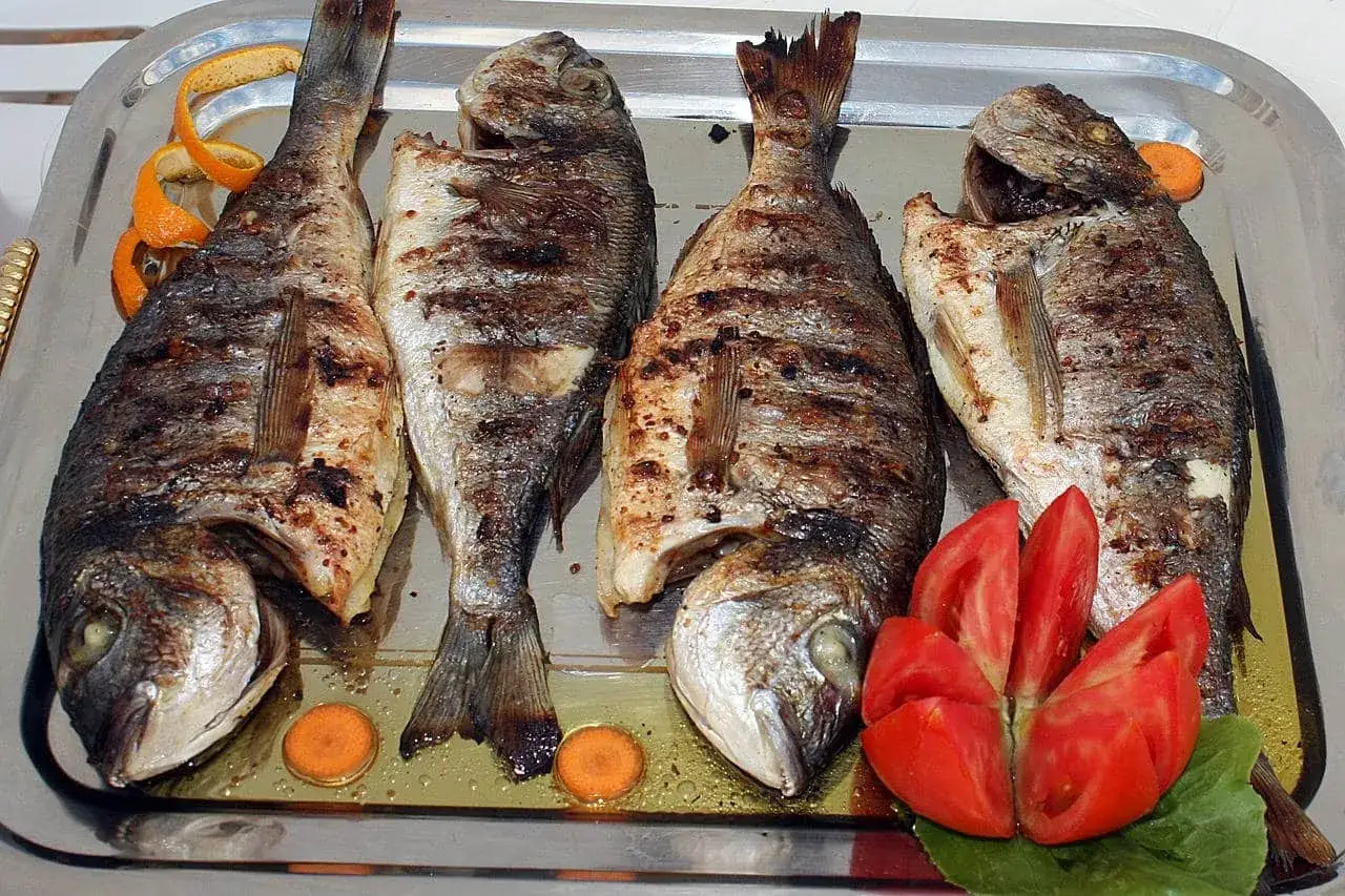 Dorades grillées sur barbecue Weber, parfaites pour un repas savoureux. Le temps de cuisson est idéal pour cette recette.