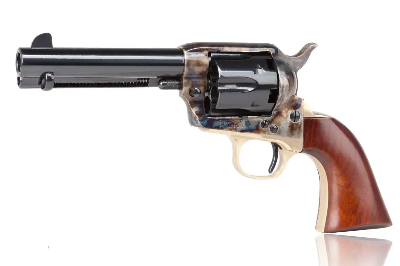 Rewolwer Colt Cattleman Inox z drewnianą rękojeścią, lufą i bębenkiem.