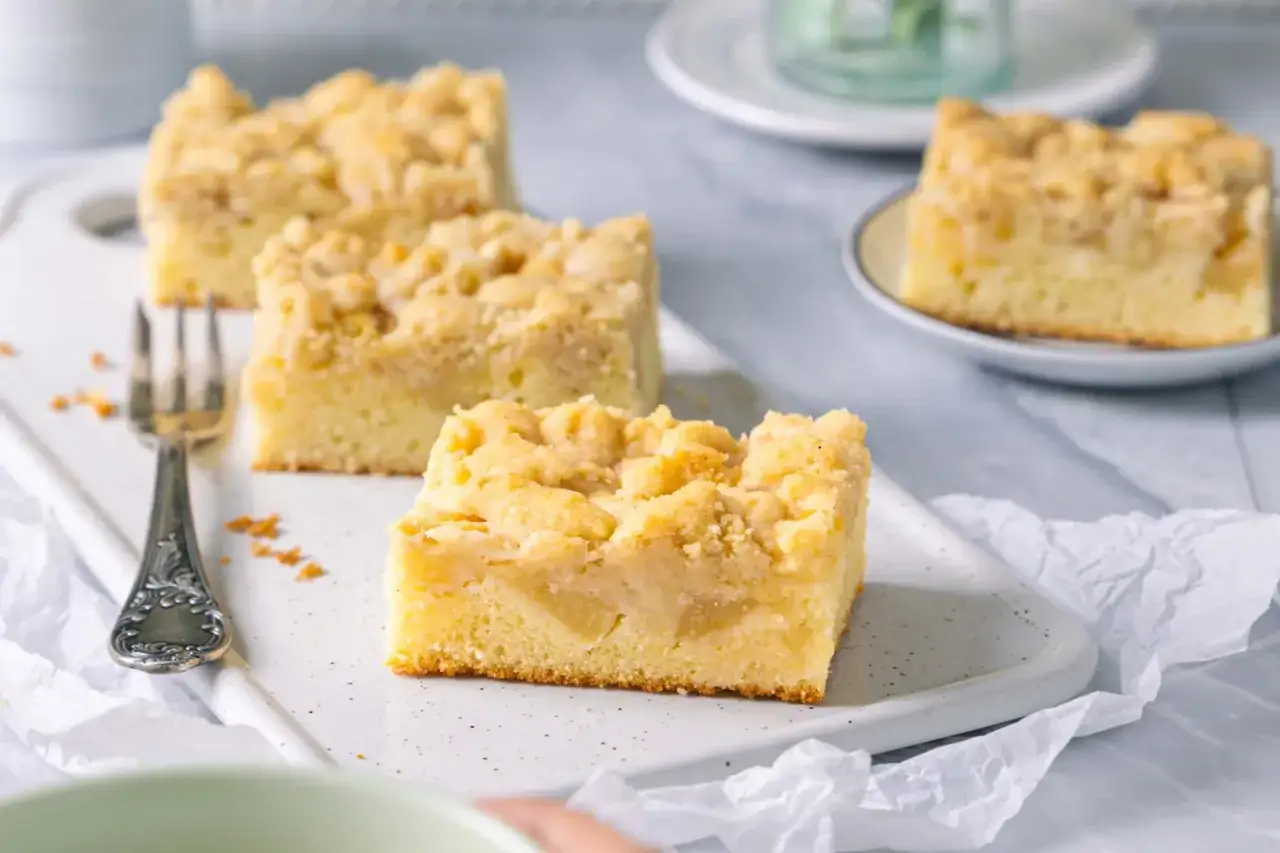 Saftige Stücke Apfelkuchen mit Streuseln, perfekt für ein gemütliches Kaffeetrinken. Ein einfaches Apfelkuchen Rezept zum Nachbacken.