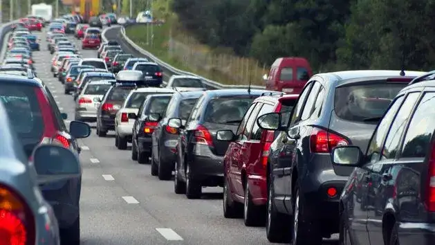 Samochód w korku miejskim, jazda miejska diesel