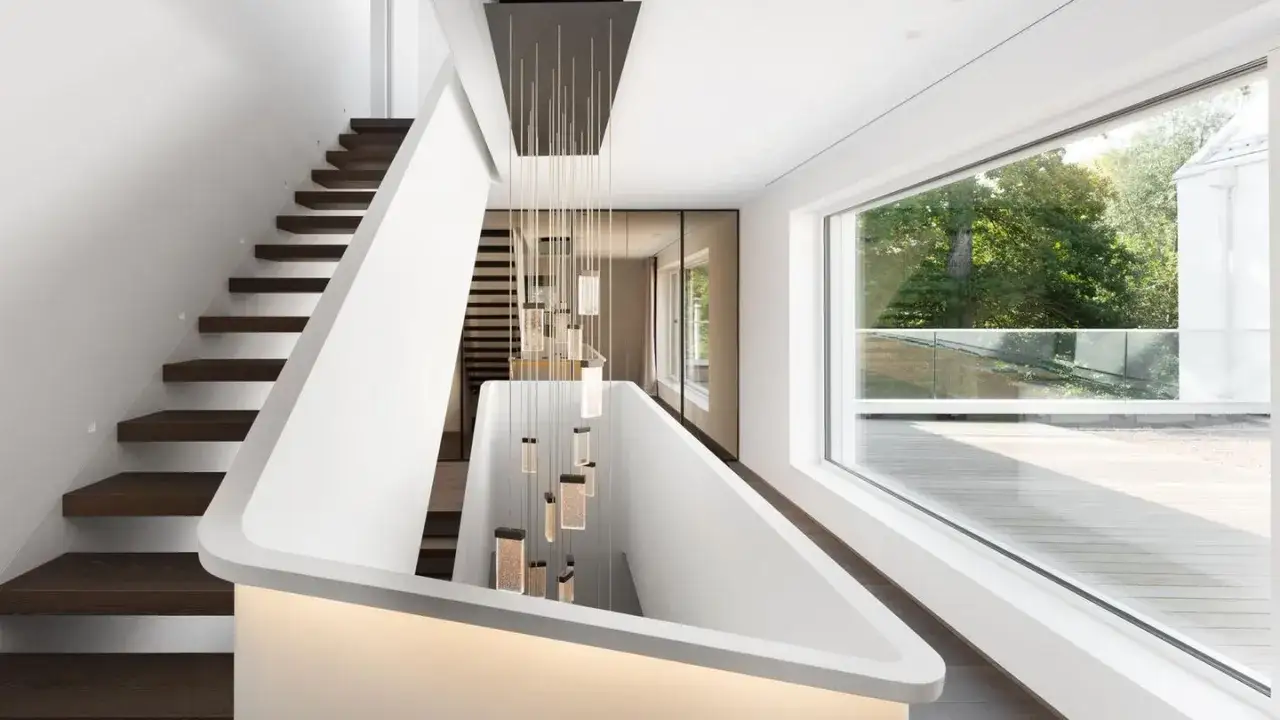 Modernes Treppenhaus gestalten mit schwebenden Holzstufen, minimalistischer Beleuchtung und gro&szlig;em Fenster mit Blick ins Gr&uuml;ne.