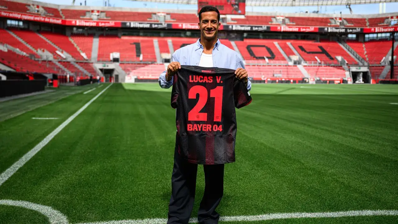 Piłkarz prezentuje koszulkę Bayer 04 z numerem 21. To jedna z ekscytujących bayer leverkusen transfery.