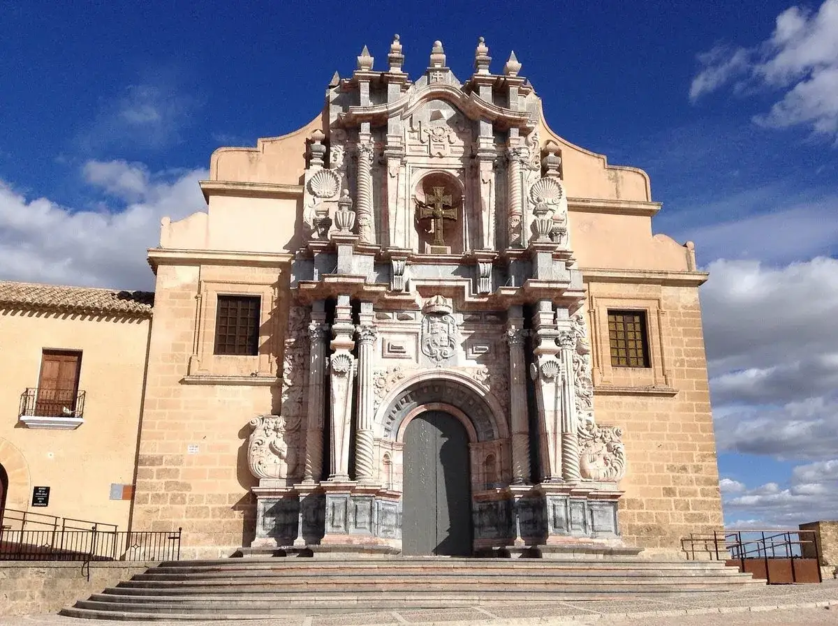 Prachtvolle Fassade der Basilika von Caravaca de la Cruz mit einem goldenen Kreuz &uuml;ber dem Eingang.