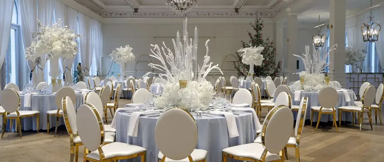 Eleganckie przyjęcie weselne zimą. Białe kwiaty i świece tworzą magiczną atmosferę.