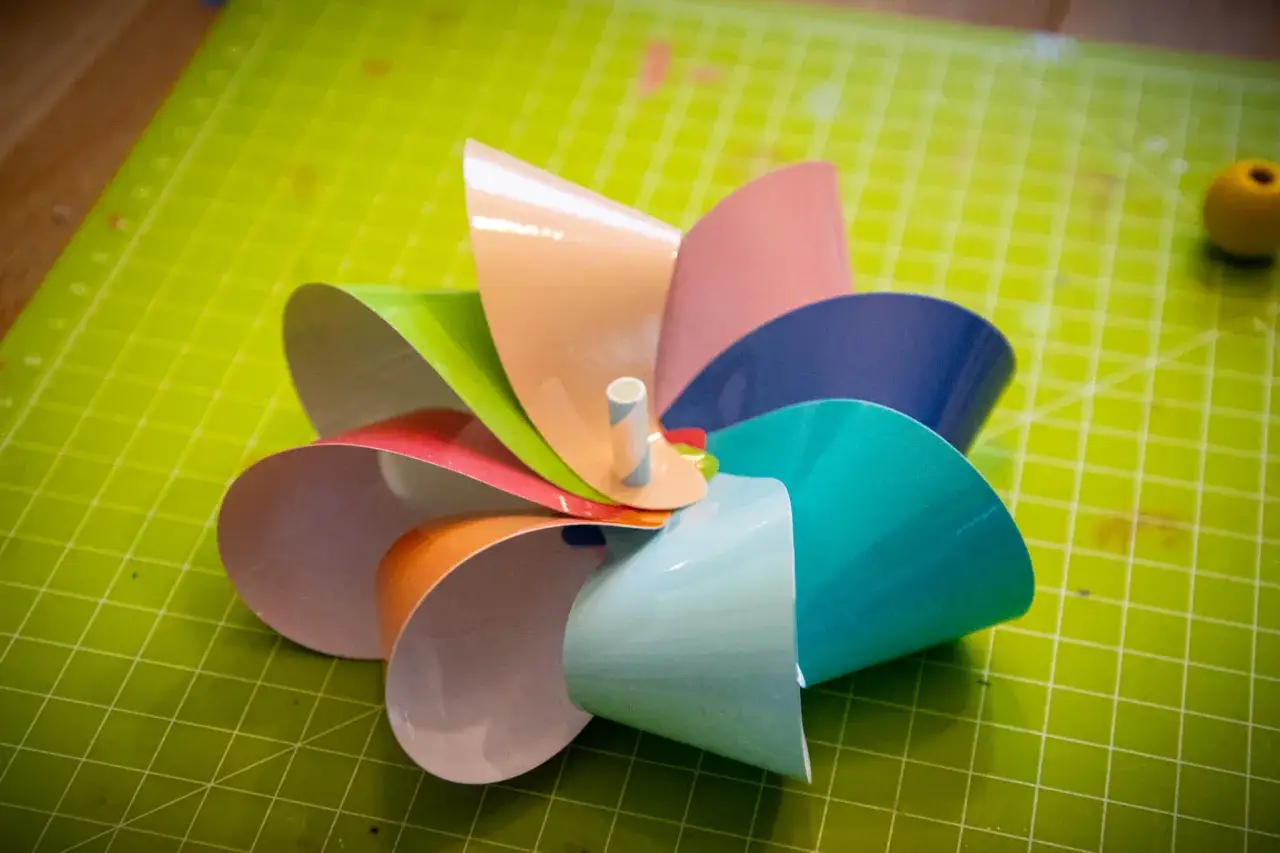 Buntes Windrad aus Papier, bereit zum Basteln mit einer Vorlage.