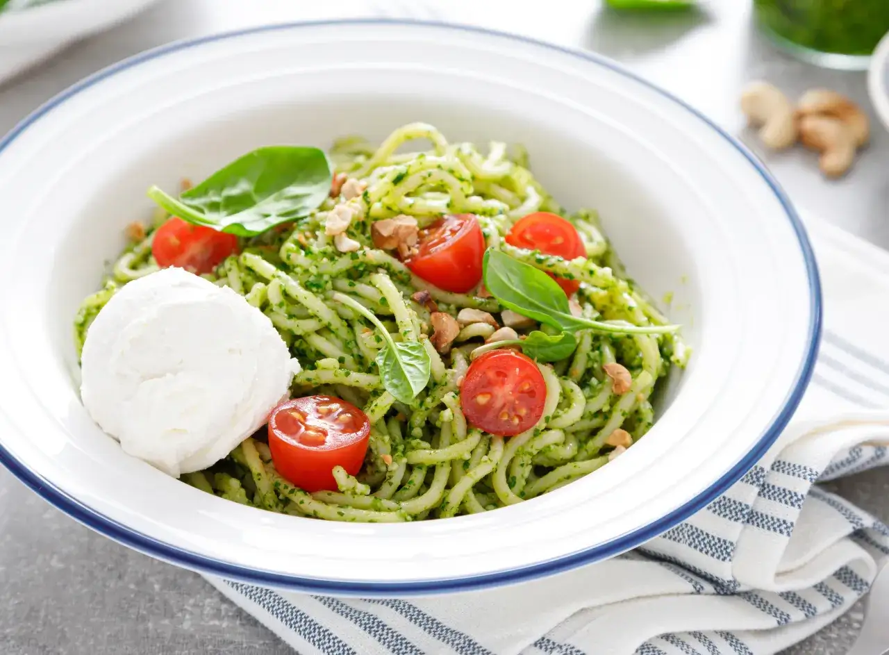 Makaron z pesto z bazylii, pomidorkami i kulką mozzarelli. Pyszny pomysł, co z niej zrobić!
