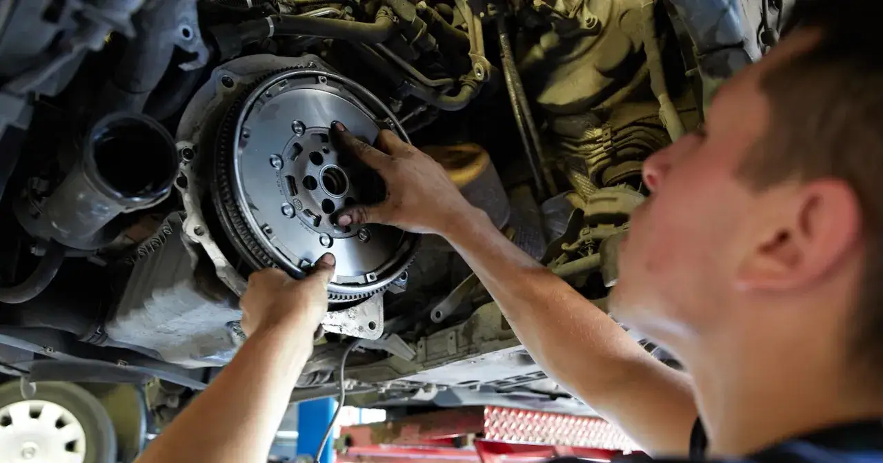 Mechanik wymienia koło dwumasowe, by wyeliminować szarpanie przy puszczeniu gazu.