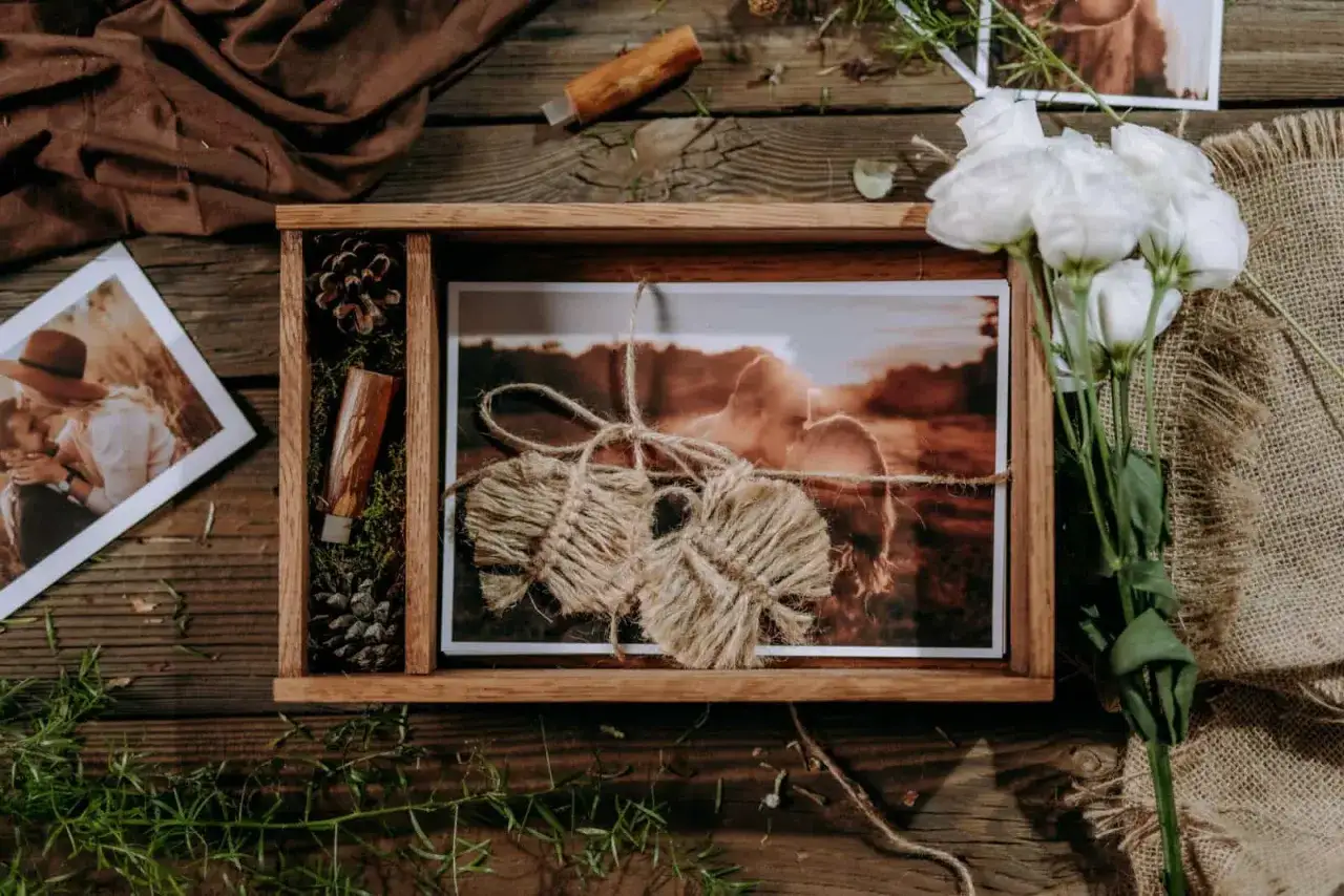 Przykładowe produkty końcowe fotografa i kamerzysty ślubnego: album, pendrive, teledysk