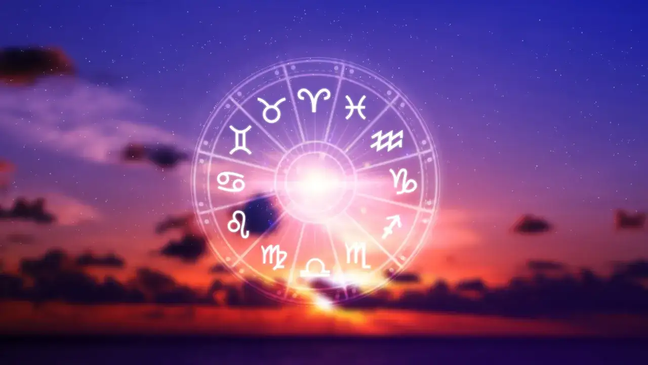 Koło zodiaku na tle zachodzącego słońca. Widać symbole astrologiczne, w tym Mars w Pannie, sugerując czas refleksji i analizy.