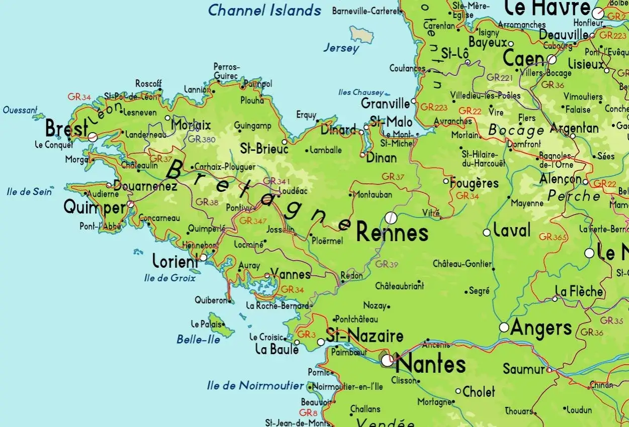 Mapa de Bretaña con niños. Muestra ciudades como Brest, Quimper, Rennes y Nantes, ideal para planificar unas vacaciones familiares.