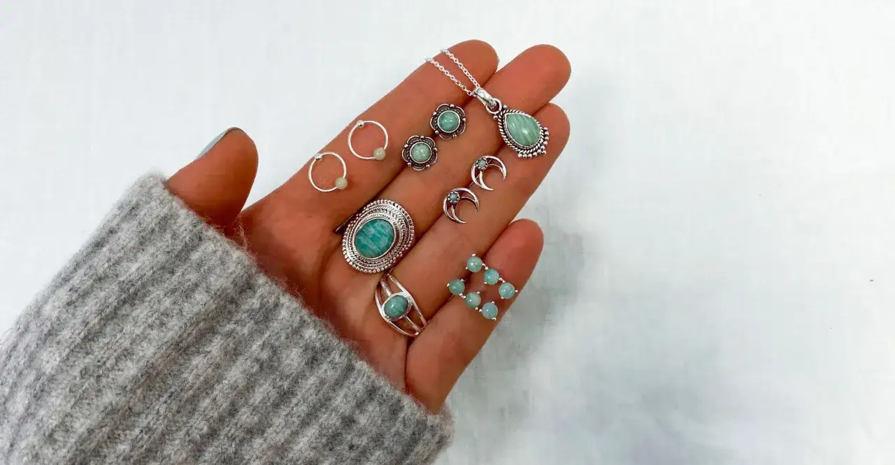 Joyas de plata con amazonita, destacando sus propiedades calmantes y de equilibrio.