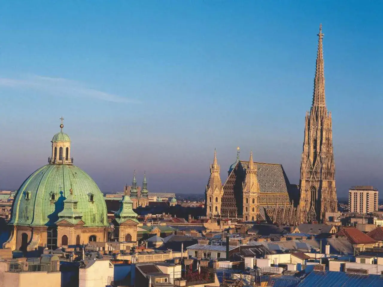 Wiedeń, miasto pełne historii i zabytk&oacute;w, idealne na city break. Widok na katedrę św. Szczepana i kości&oacute;ł Peterskirche.