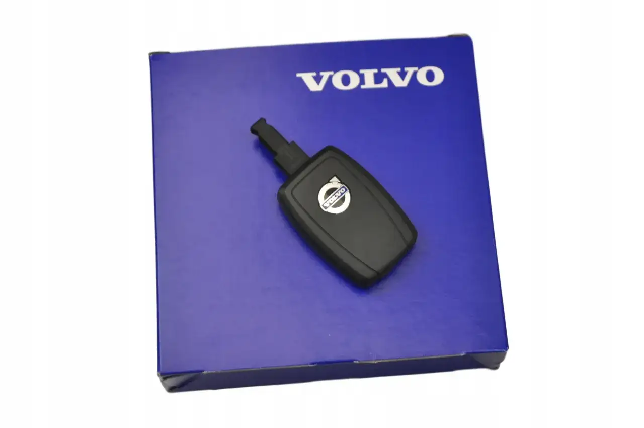 Nowy kluczyk do Volvo V50 leży na niebieskim pudełku z logo marki.