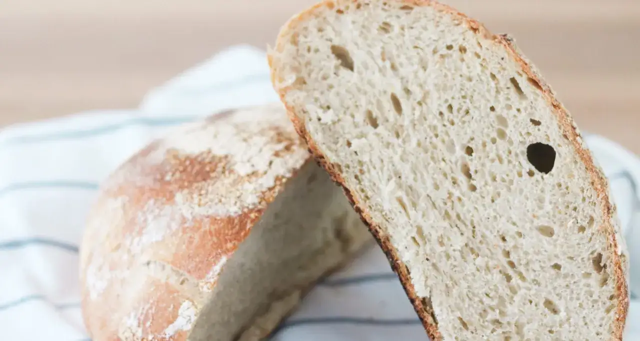 Un pain au levain rapide, coup&eacute; en deux, r&eacute;v&egrave;le une mie a&eacute;r&eacute;e et une cro&ucirc;te dor&eacute;e. Parfait pour un repas improvis&eacute;.