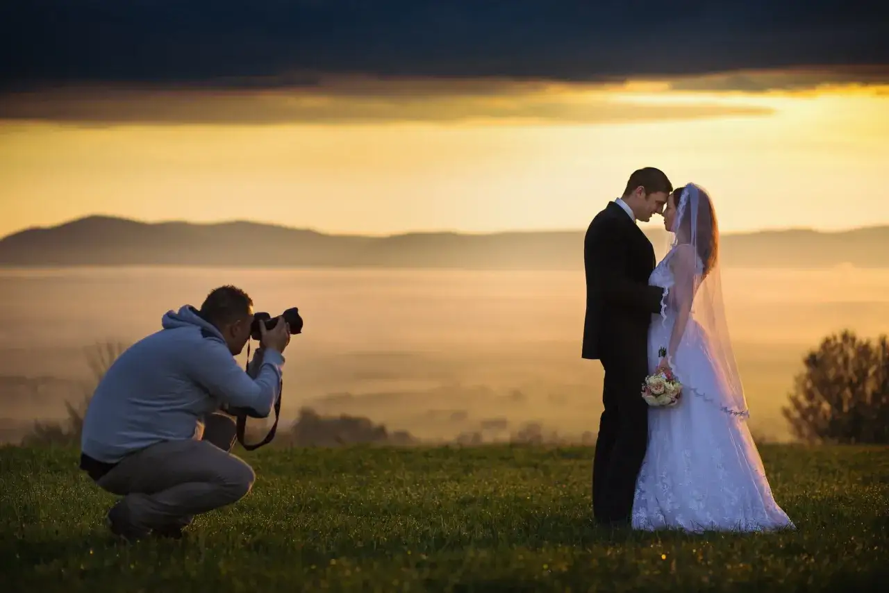 fotograf ślubny z zapasowym sprzętem