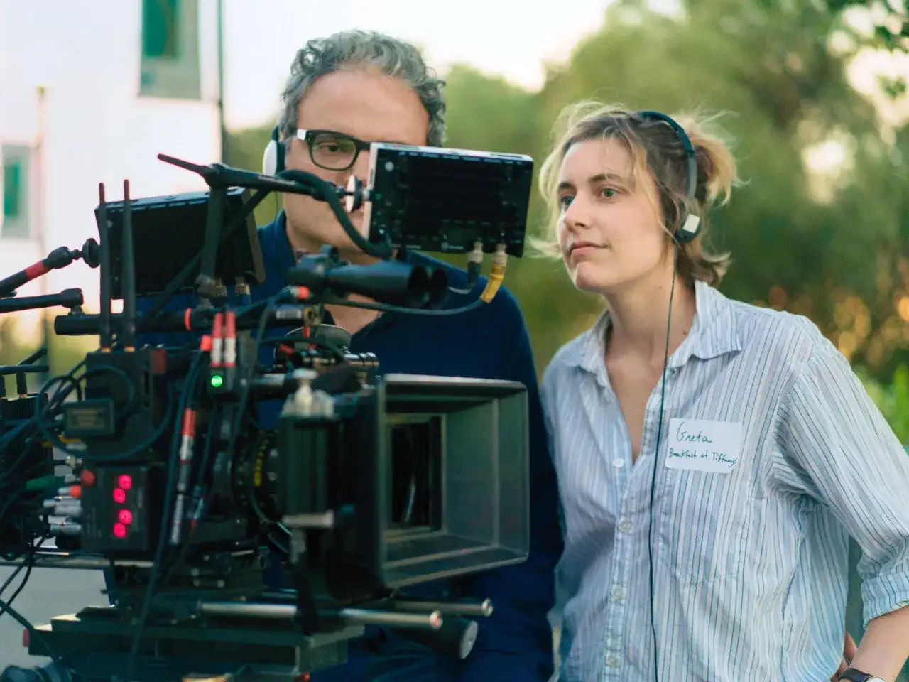 Greta Gerwig, w słuchawkach, przygląda się pracy kamery. To ujęcie z planu filmowego, być może jednego z jej przyszłych filmów.