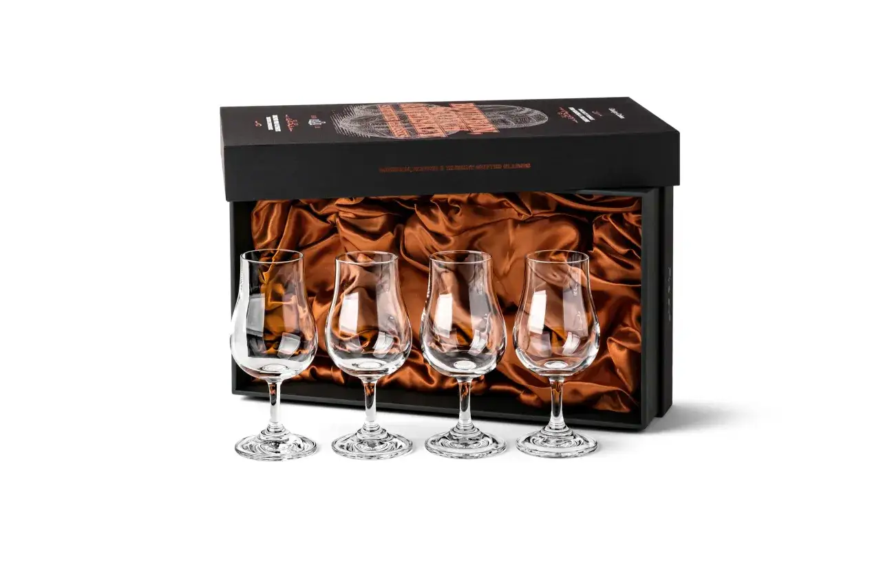 Vier Gläser für Bourbon, Scotch & Whiskey in einer Geschenkbox. Perfekt, um die Unterschiede zwischen Bourbon vs. Whiskey zu verkosten.