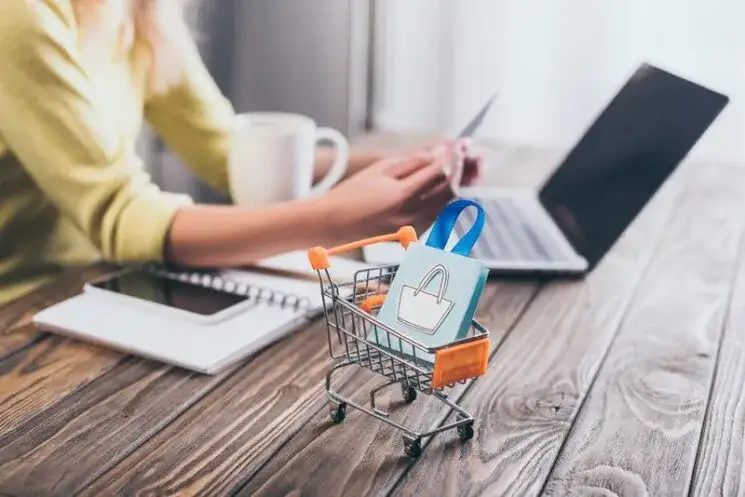 zakupy butów online, laptop z butami, e-commerce obuwnicze