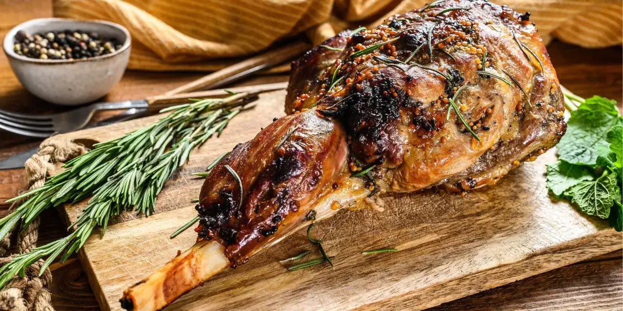 Paletilla de cordero al horno, dorada y jugosa, lista para servir. El tiempo y temperatura perfectos para esta delicia.