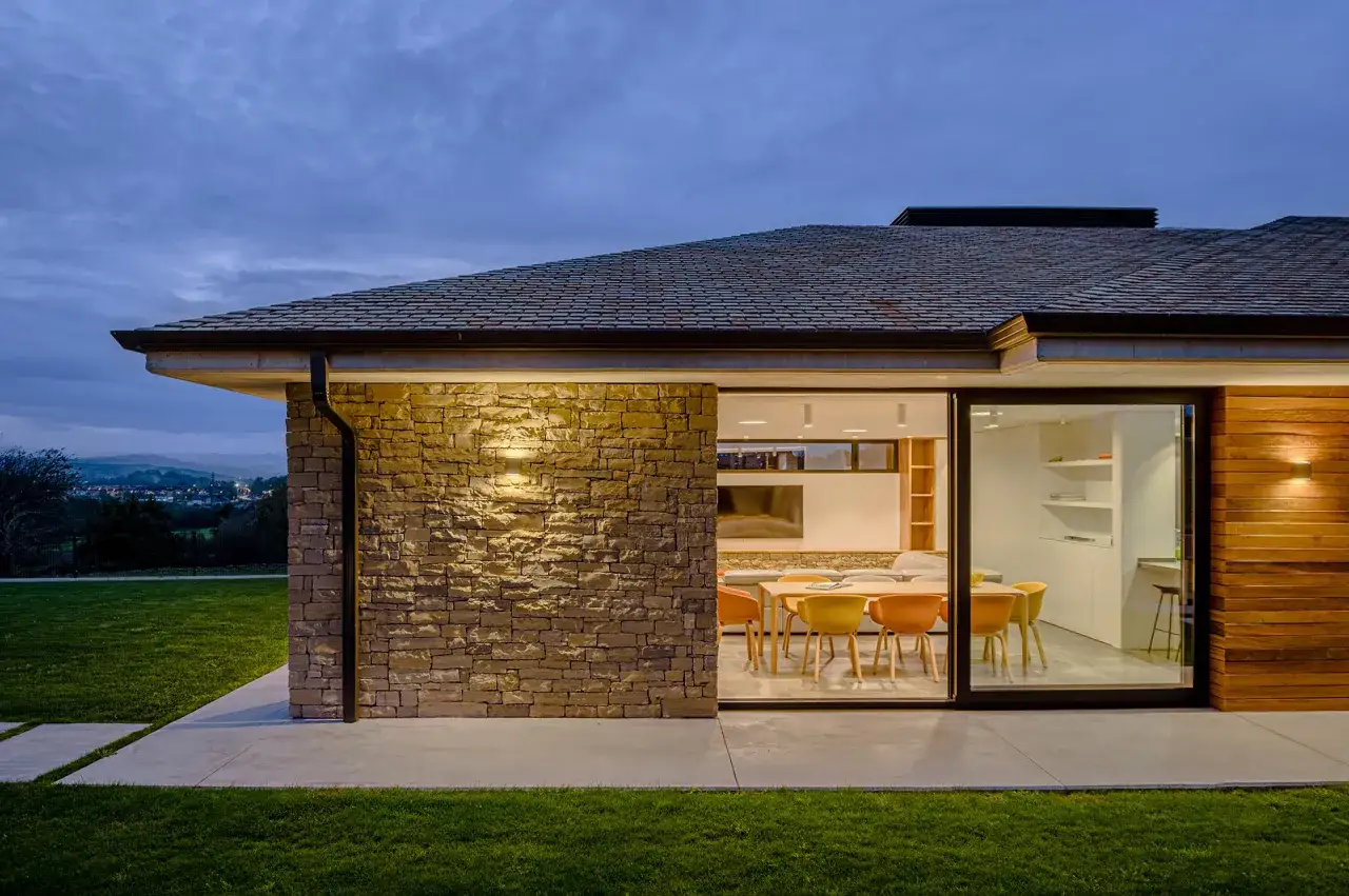 Reforma fachada chalet: piedra y madera combinan en esta moderna casa con vistas. Antes y despu&eacute;s espectacular.