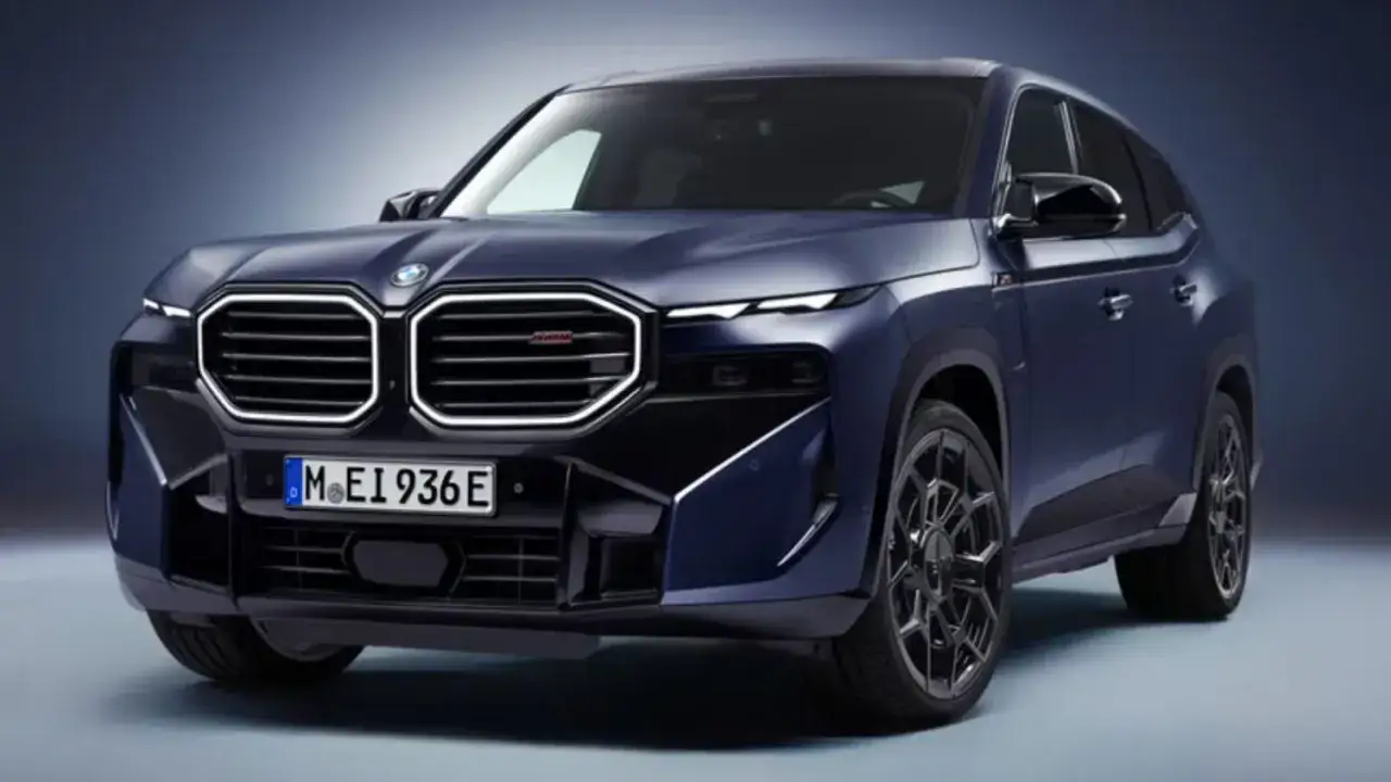 Mroczny, lśniący BMW X8 z charakterystyczną atrapą chłodnicy i ostrymi liniami, gotowy na podbój dróg.