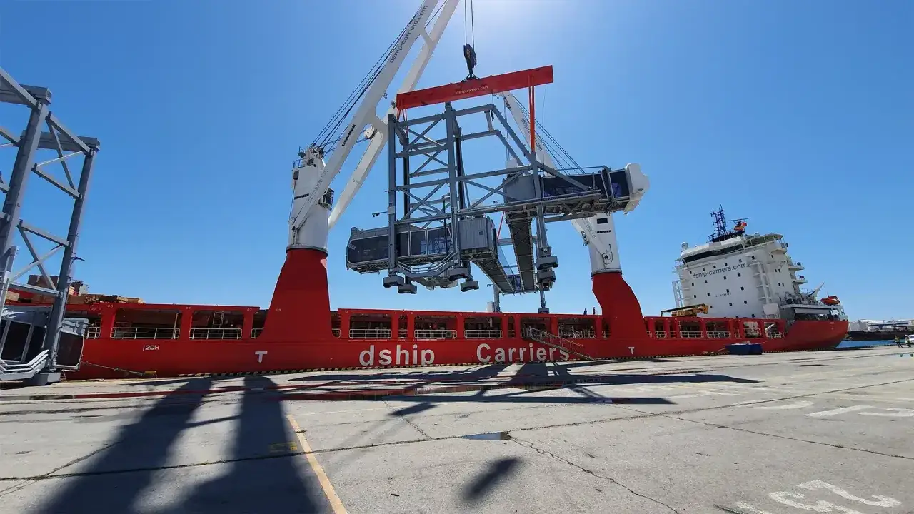 Ein **heavy lift vessel** mit dem Namen 