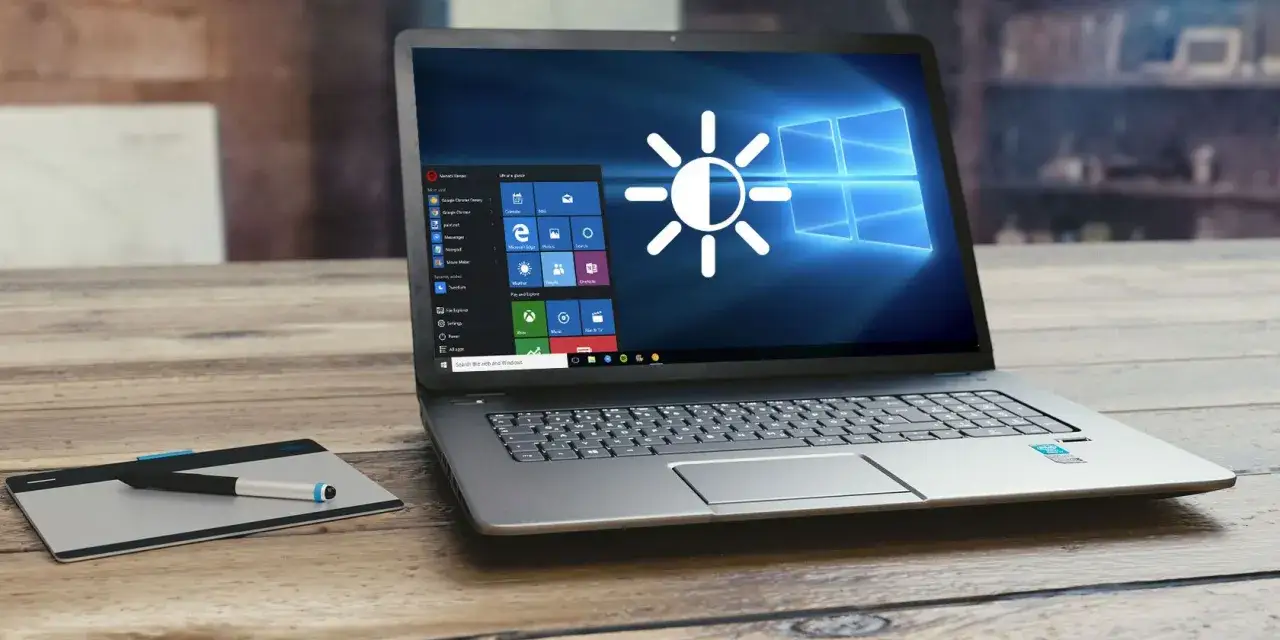 Laptop z ikoną jasności na ekranie. Dowiedz się, jak rozjaśnić ekran za pomocą klawiatury, by komfortowo pracować.
