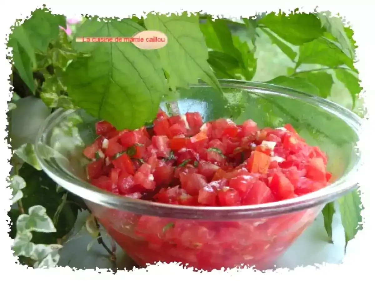 Salade tomate basilic fra&icirc;chement pr&eacute;par&eacute;e, pr&ecirc;te &agrave; &ecirc;tre d&eacute;gust&eacute;e. Un d&eacute;lice simple et savoureux.