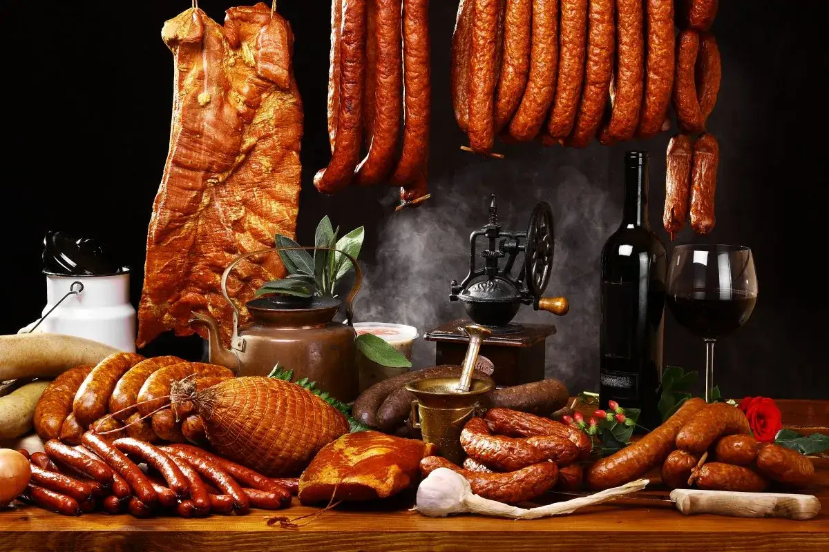 Wędliny, w tym wędzonka i kiełbasy, tworzą bogactwo smaków. Czy to pastrami? Co to jest?