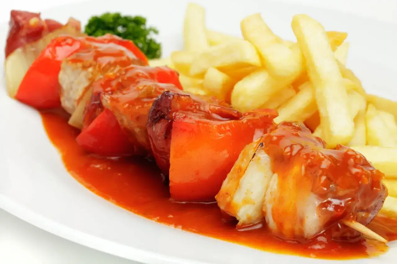Schaschlikspieße mit Paprika und Fleisch, übergossen mit leckerer Schaschlik Sauce wie im Imbiss, dazu knusprige Pommes.