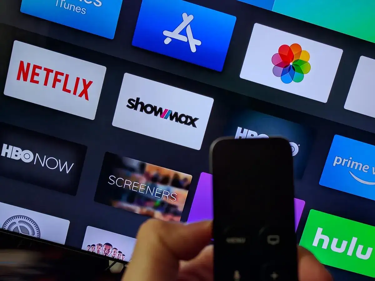 Pilot w dłoni, ekran pełen aplikacji streamingowych: Netflix, HBO, Prime Video, Hulu i Showmax.