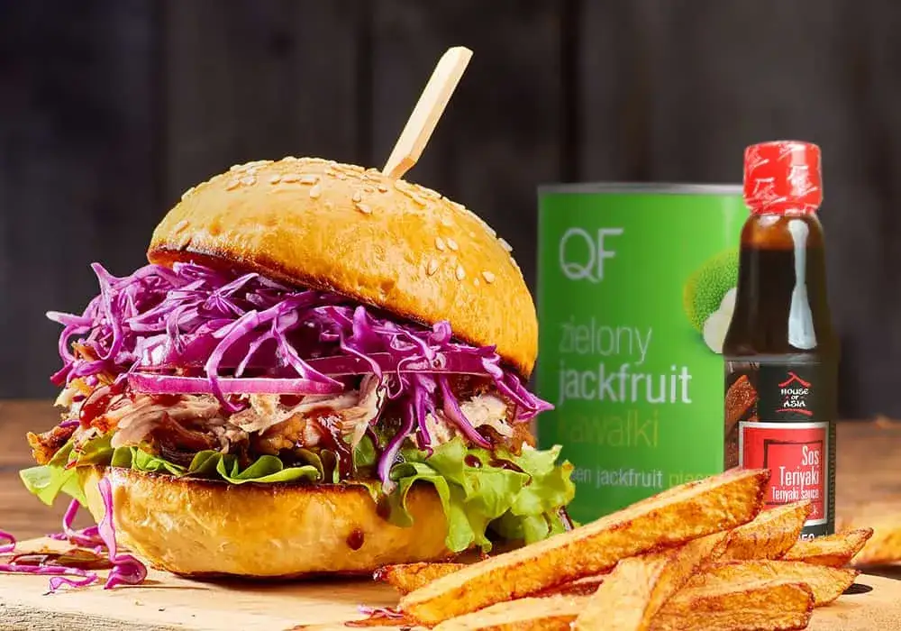 apetyczny burger wegetariański z boczniakami lub jackfruitem