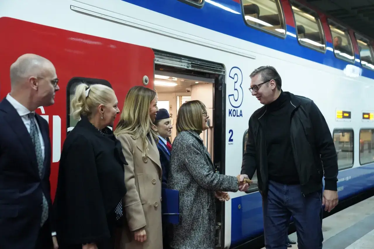 Serbischer Präsident Vučić begrüßt Gäste an einem modernen serbischen Zug.