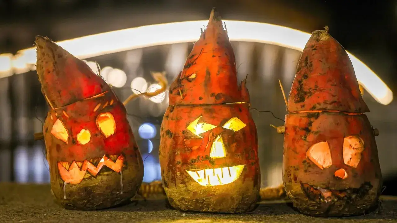 Gruselige R&uuml;ben-Laternen leuchten im Dunkeln. Ein Hauch von Halloween-Ursprung Deutschland.