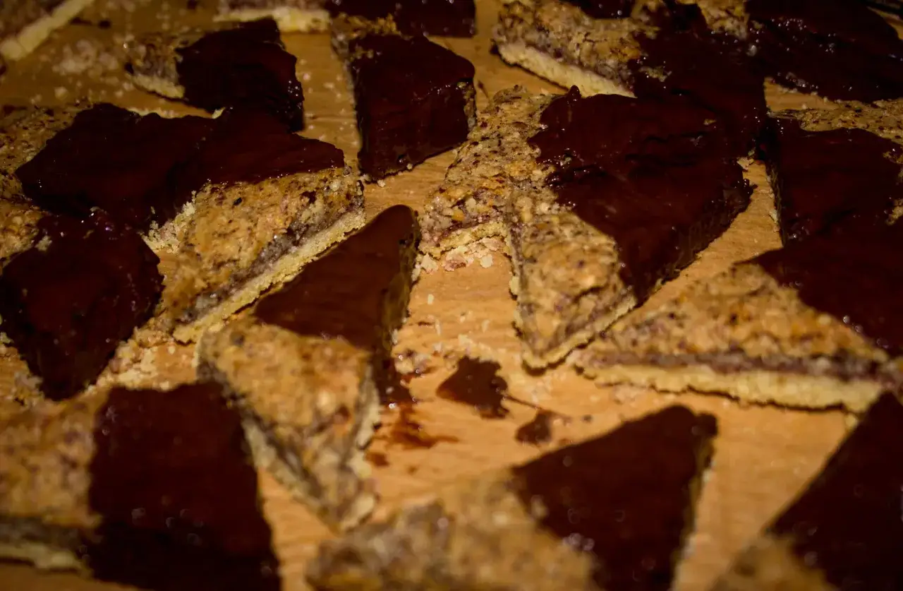 Süße Nussecken mit Schokoladenglasur, ein köstliches Rezept für jeden Anlass.