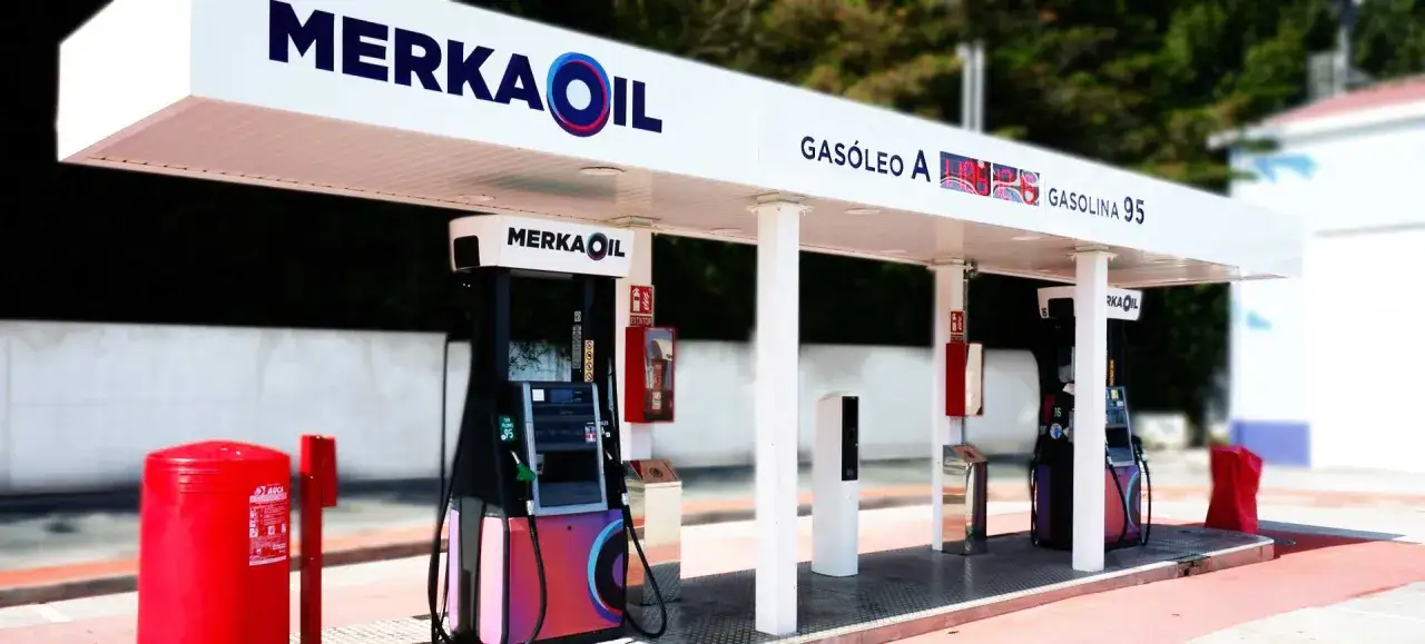Gasolinera Merka Oil con surtidores de gasolina 95 y 95 premium. Elige la mejor para tu coche.