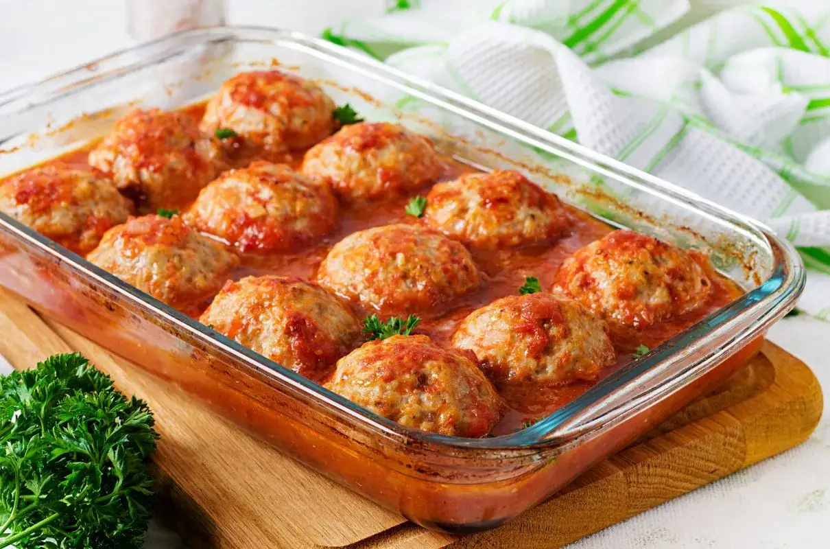 Pyszne, domowe ćevapi w sosie pomidorowym, zapiekane w szklanym naczyniu. Idealne na obiad!