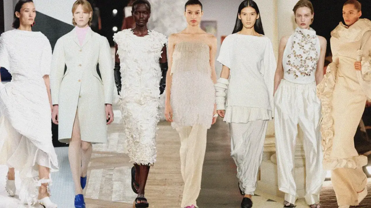 Models präsentieren weiße und cremefarbene Outfits, die an die Pantone Farbe des Jahres erinnern.